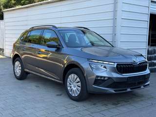 Schräge Frontansicht auf einen Skoda Kamiq , freigestellt