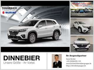 Schräge Frontansicht auf einen Suzuki S-Cross , freigestellt