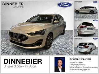 Schräge Frontansicht auf einen Ford Focus , freigestellt