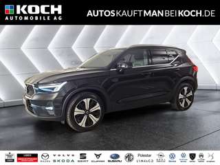 Schräge Frontansicht auf einen Volvo XC40 , freigestellt