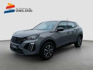 Schräge Frontansicht auf einen Peugeot 2008 , freigestellt