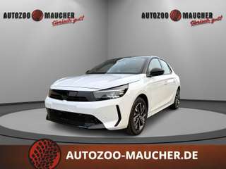 Schräge Frontansicht auf einen Opel Corsa , freigestellt