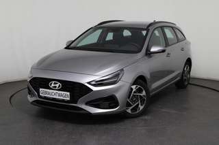 Schräge Frontansicht auf einen Hyundai i30 , freigestellt