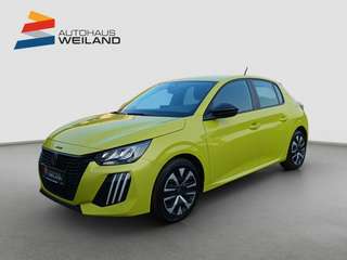 Schräge Frontansicht auf einen Peugeot 208 , freigestellt