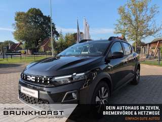 Schräge Frontansicht auf einen Dacia Sandero , freigestellt