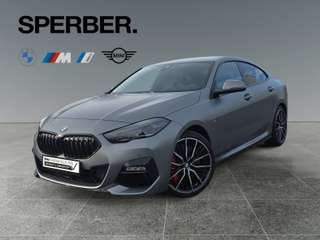 Schräge Frontansicht auf einen BMW 2er-Reihe , freigestellt