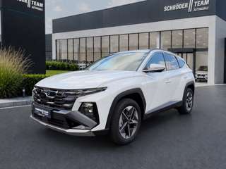 Schräge Frontansicht auf einen Hyundai Tucson , freigestellt