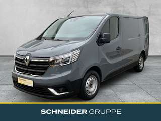 Schräge Frontansicht auf einen Renault Trafic , freigestellt