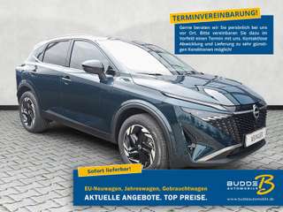 Schräge Frontansicht auf einen Nissan Qashqai , freigestellt