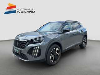 Schräge Frontansicht auf einen Peugeot 2008 , freigestellt