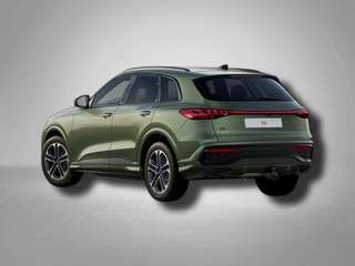Schräge Frontansicht auf einen Audi Q5 , freigestellt