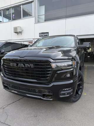 Schräge Frontansicht auf einen Dodge RAM , freigestellt