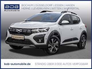 Schräge Frontansicht auf einen Dacia Sandero , freigestellt