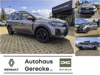 Schräge Frontansicht auf einen Dacia Jogger , freigestellt