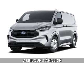 Schräge Frontansicht auf einen Ford Transit Custom , freigestellt