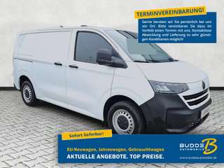 Schräge Frontansicht auf einen Volkswagen Transporter , freigestellt
