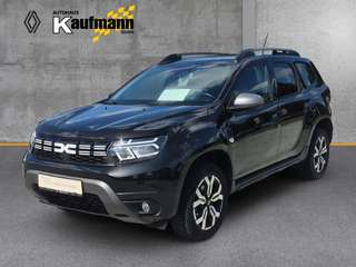 Schräge Frontansicht auf einen Dacia Duster , freigestellt