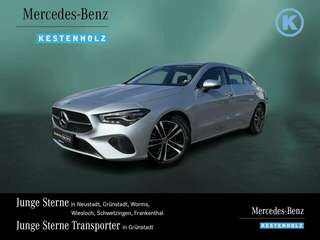 Schräge Frontansicht auf einen Mercedes-Benz CLA , freigestellt