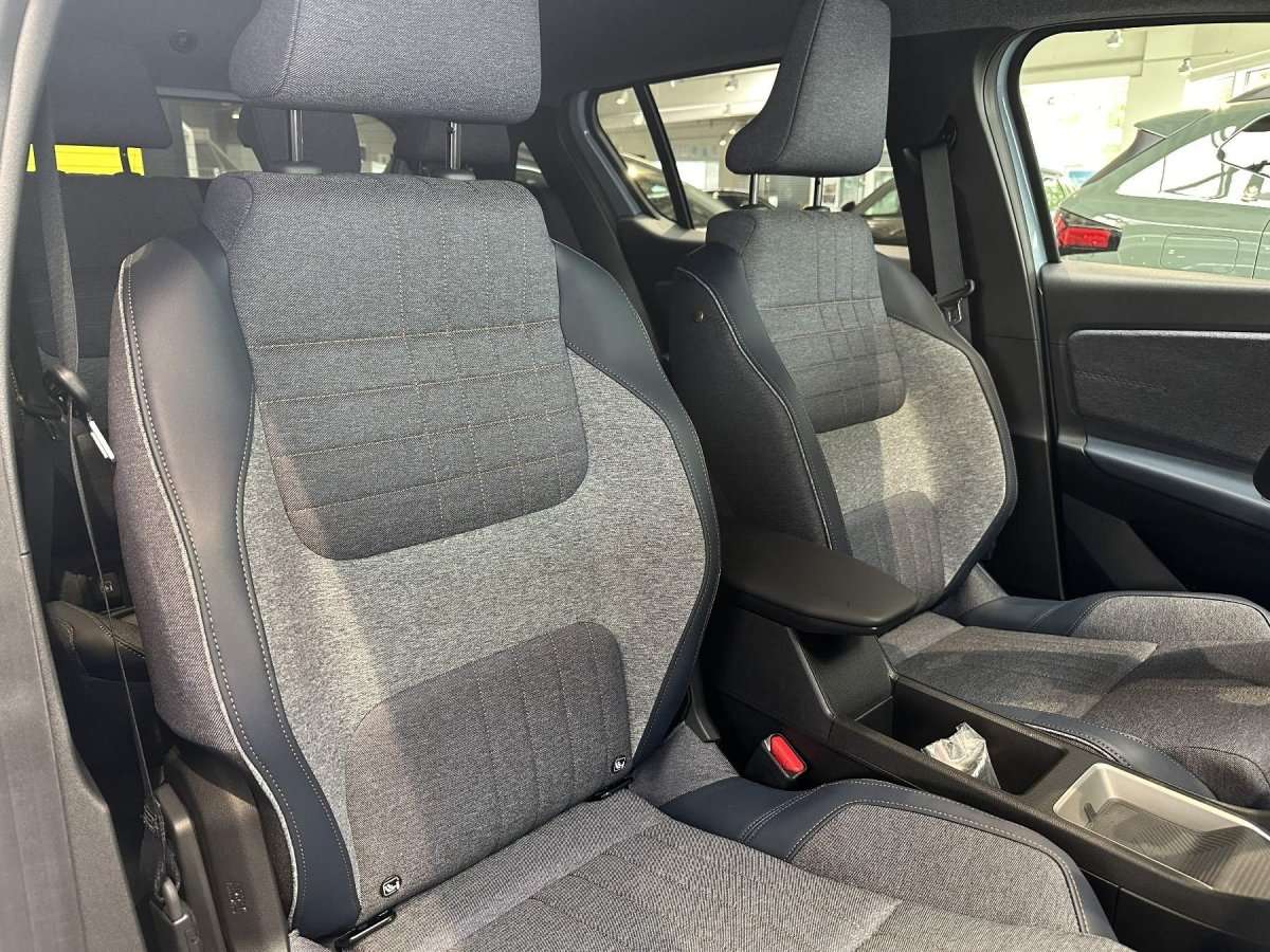 Fahrzeugbild eines Renault 4 E-TECH