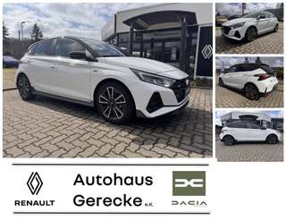 Schräge Frontansicht auf einen Hyundai i20 , freigestellt