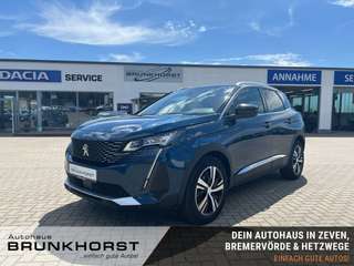 Schräge Frontansicht auf einen Peugeot 3008 , freigestellt