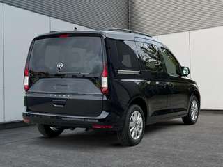 Schräge Frontansicht auf einen Volkswagen Caddy , freigestellt