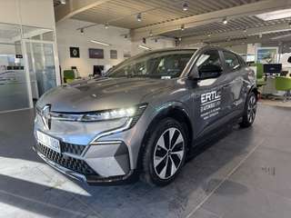 Schräge Frontansicht auf einen Renault Megane E-TECH , freigestellt