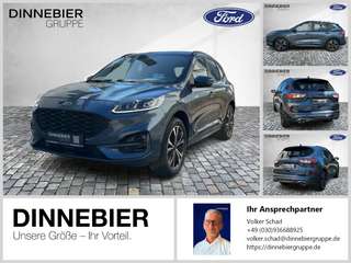 Schräge Frontansicht auf einen Ford Kuga , freigestellt