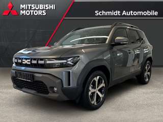 Schräge Frontansicht auf einen Dacia Duster , freigestellt