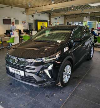 Schräge Frontansicht auf einen Renault Symbioz , freigestellt