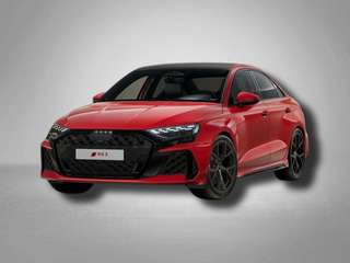 Schräge Frontansicht auf einen Audi RS3 , freigestellt