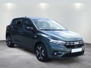 Schräge Frontansicht auf einen Dacia Sandero , freigestellt