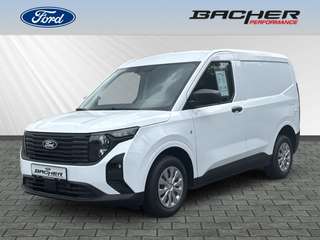 Schräge Frontansicht auf einen Ford Transit Courier , freigestellt