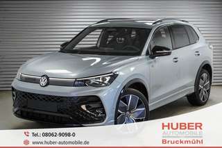 Schräge Frontansicht auf einen Volkswagen Tiguan , freigestellt