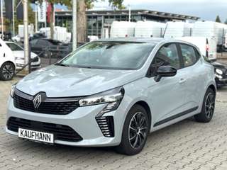 Schräge Frontansicht auf einen Renault Clio , freigestellt