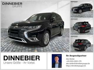 Schräge Frontansicht auf einen Mitsubishi Outlander , freigestellt