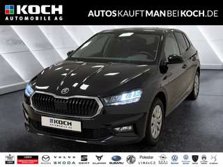 Schräge Frontansicht auf einen Skoda Fabia , freigestellt