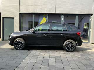 Schräge Frontansicht auf einen Skoda Kamiq , freigestellt