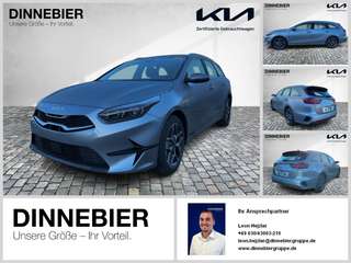 Schräge Frontansicht auf einen Kia cee'd , freigestellt