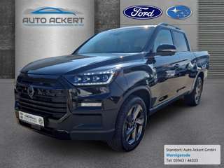 Schräge Frontansicht auf einen KGM Musso Grand , freigestellt