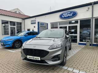 Schräge Frontansicht auf einen Ford Kuga , freigestellt