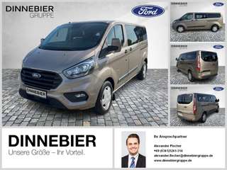 Schräge Frontansicht auf einen Ford Transit Custom , freigestellt