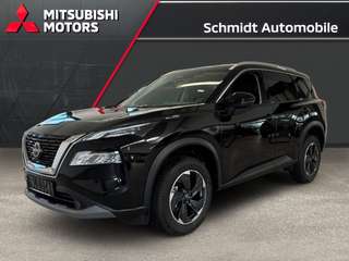 Schräge Frontansicht auf einen Nissan X-TRAIL , freigestellt