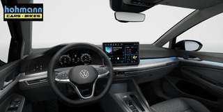 Schräge Frontansicht auf einen Volkswagen Golf , freigestellt