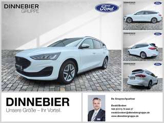Schräge Frontansicht auf einen Ford Focus , freigestellt