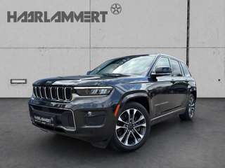 Schräge Frontansicht auf einen Jeep Grand Cherokee , freigestellt