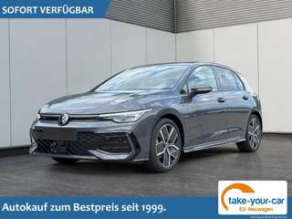 Schräge Frontansicht auf einen Volkswagen Golf , freigestellt