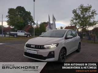 Schräge Frontansicht auf einen Dacia Sandero , freigestellt