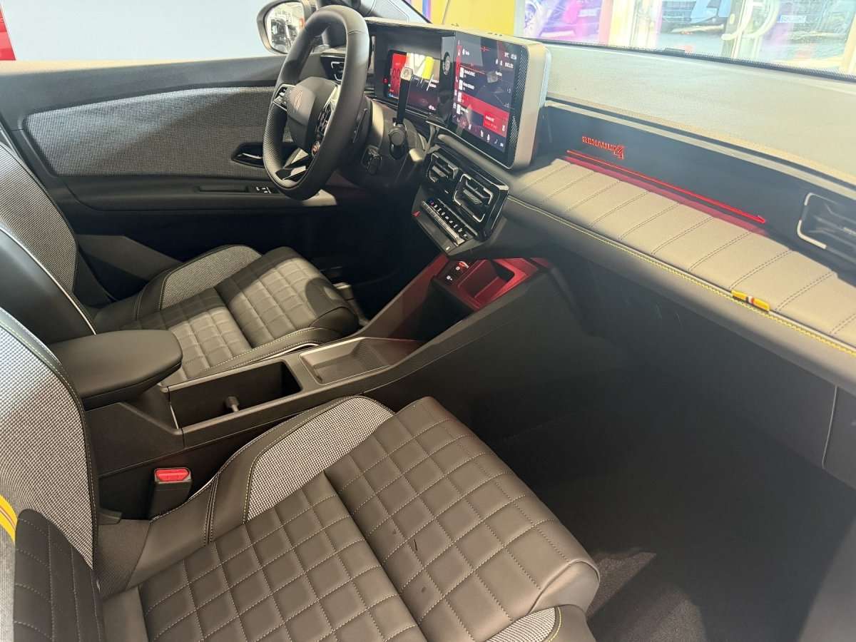 Fahrzeugbild eines Renault 4 E-TECH