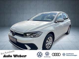 Schräge Frontansicht auf einen Volkswagen Polo , freigestellt